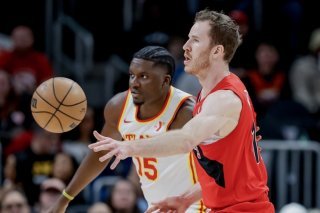 Clint Capela (15) et les Hawks ont été battus par Toronto samedi, comme deux jours plus tôt KEYSTONE/EPA/ERIK S. LESSER